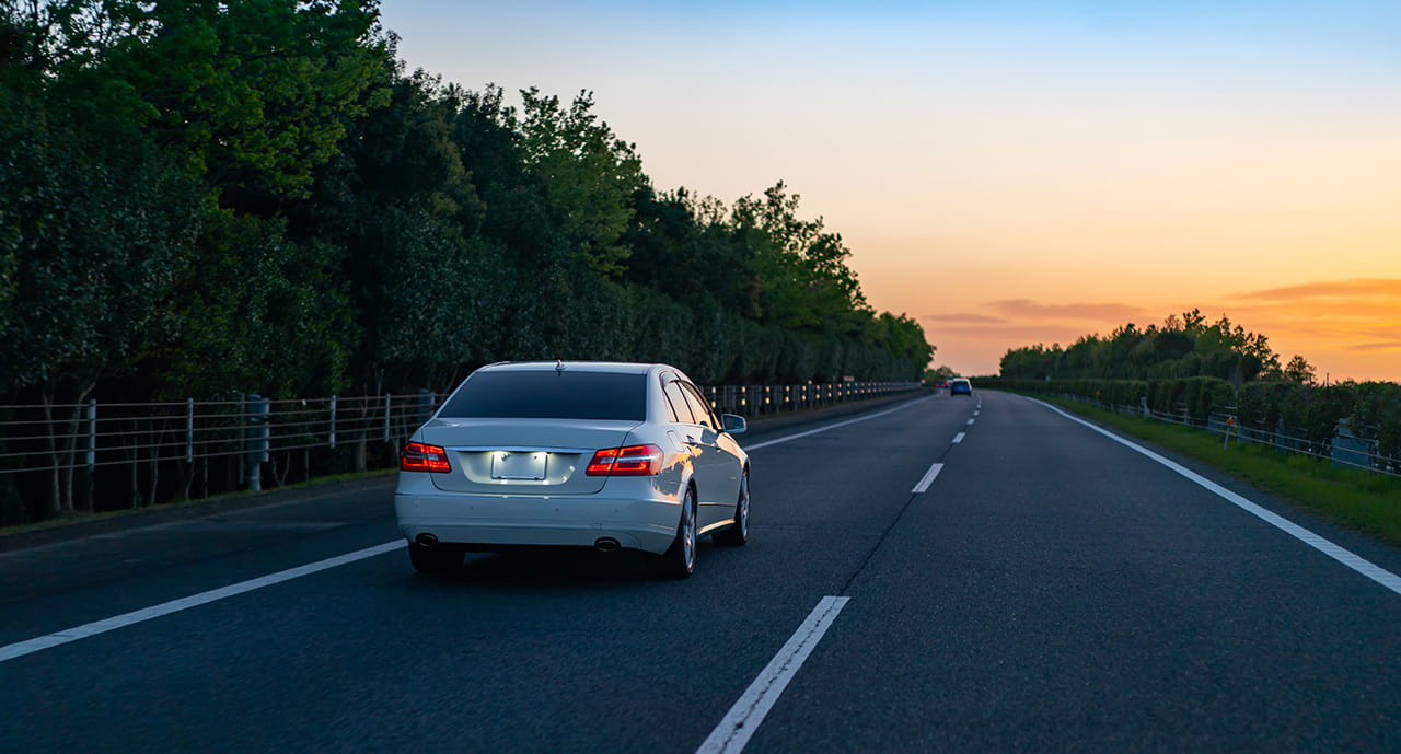 夕日に向かって走っている車の様子