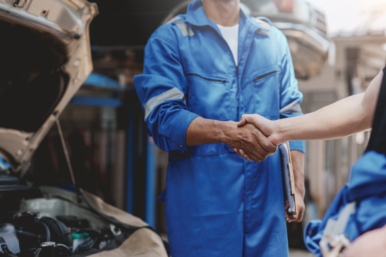 車の整備士が握手している様子